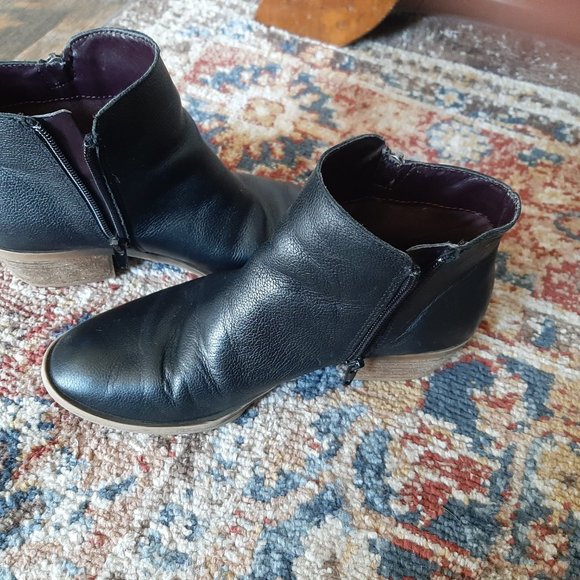 Black Kensie booties, size 6.5 - Picture 3 of 5